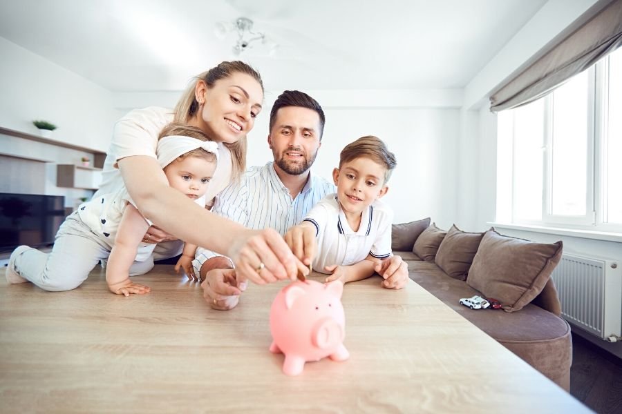 8 Money Tips for Families Living On One Income